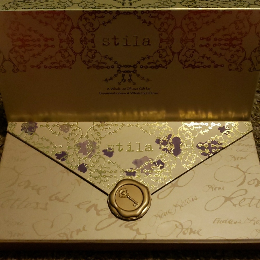 Stila A Whole Lot of Love palette set in box